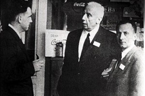 Μια σπάνια φωτογραφία τον Ιούλιο του 1944. Ανδρέας Παπανδρέου (αριστερά), Κυριάκος Βαρβαρέσος (μέση) και Αθανάσιος Σμπαρούνης (δεξιά) στο ξενοδοχείο «Μount Washington», όπου έγινε η διάσκεψη του Μπρέτον Γουντς. Οι δύο είναι ήδη καθηγητές Οικονομίας, ο τρίτος βοηθός καθηγητή ακόμη.