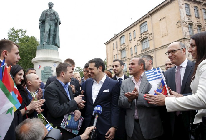 Ο Έλληνας Πρωθυπουργός Αλέξης Τσίπρας συνομιλεί με Έλληνες ομογενείς μπροστά από το άγαλμα του πρώτου κυβερνήτη του ελληνικού κράτους Ιωάννη Καποδίστρια στην Αγία Πετρούπολη, στις 19 Ιουνίου 2015. Πηγή: Reuters 